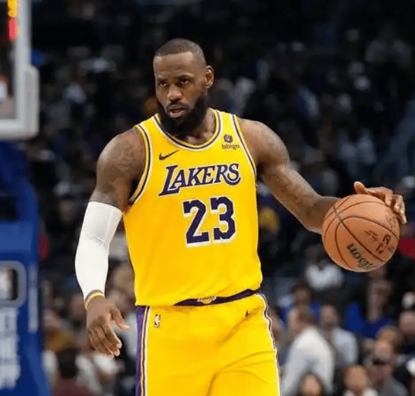 皇冠-索要尊重！詹姆斯突爆争议发言，湖人队很意外，球迷：抱团的问题