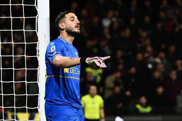 皇冠体育首页-斯基拉：那不勒斯、罗马、都灵有意莱切门将法尔科内