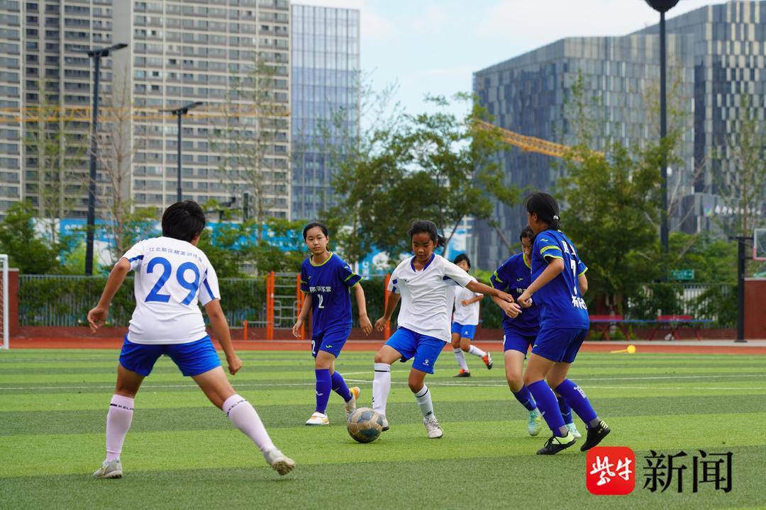 皇冠体育官网-2025南京市校园足球精英训练营交流赛 江北新区校园足球包揽一冠三亚！