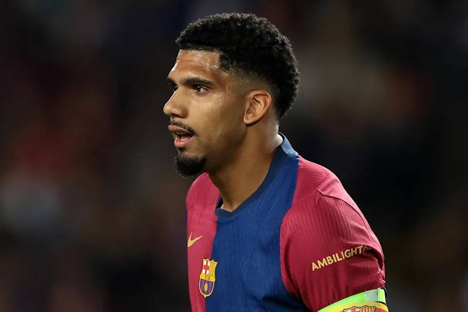 皇冠体育app-巴塞罗那精简中后卫，阿劳霍斩钉截铁表忠心