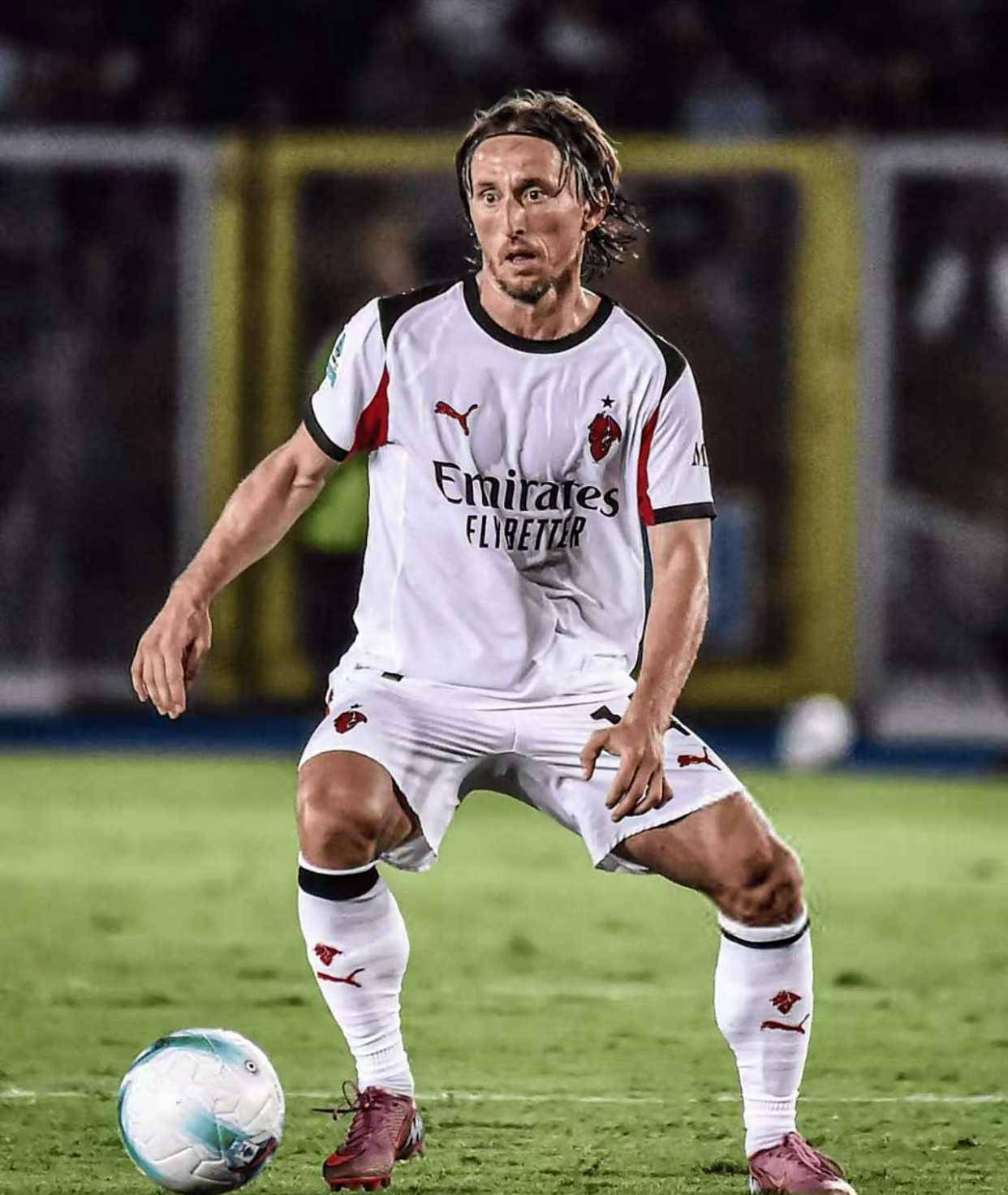 皇冠体育下载-AC米兰：从养老到重生