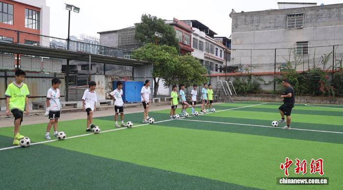 皇冠体育app-湖南江华校园足球“面上开花” 编写乡土足球教材